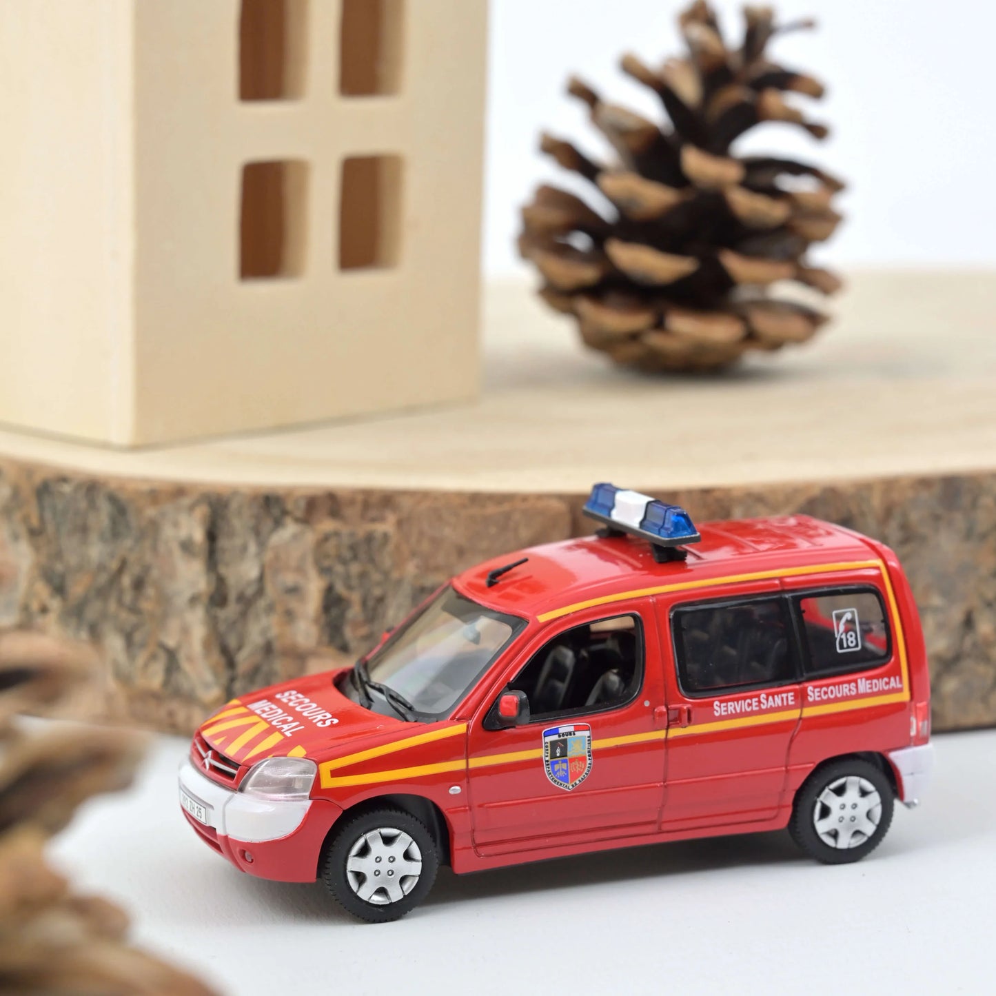 Norev • 1:43 • Citroën Berlingo 2004 Firefighters - Medical Assistance